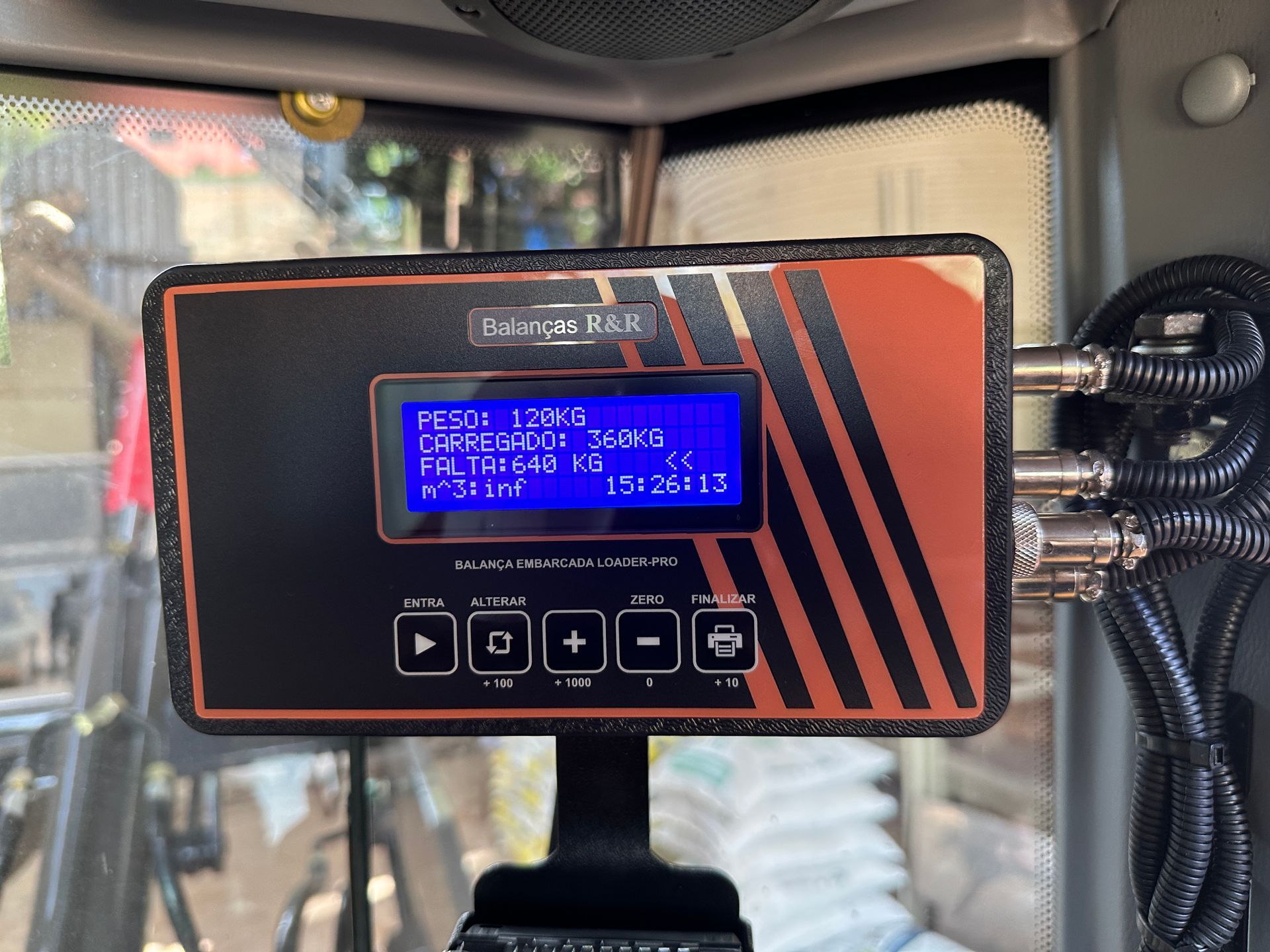 Detalhe do indicador LOADER-PRO instalado na cabine de uma máquina